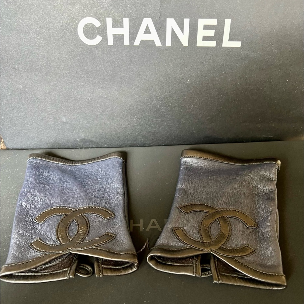 Chanel Navy and Black Lambskin Fingerless Gloves NWOT